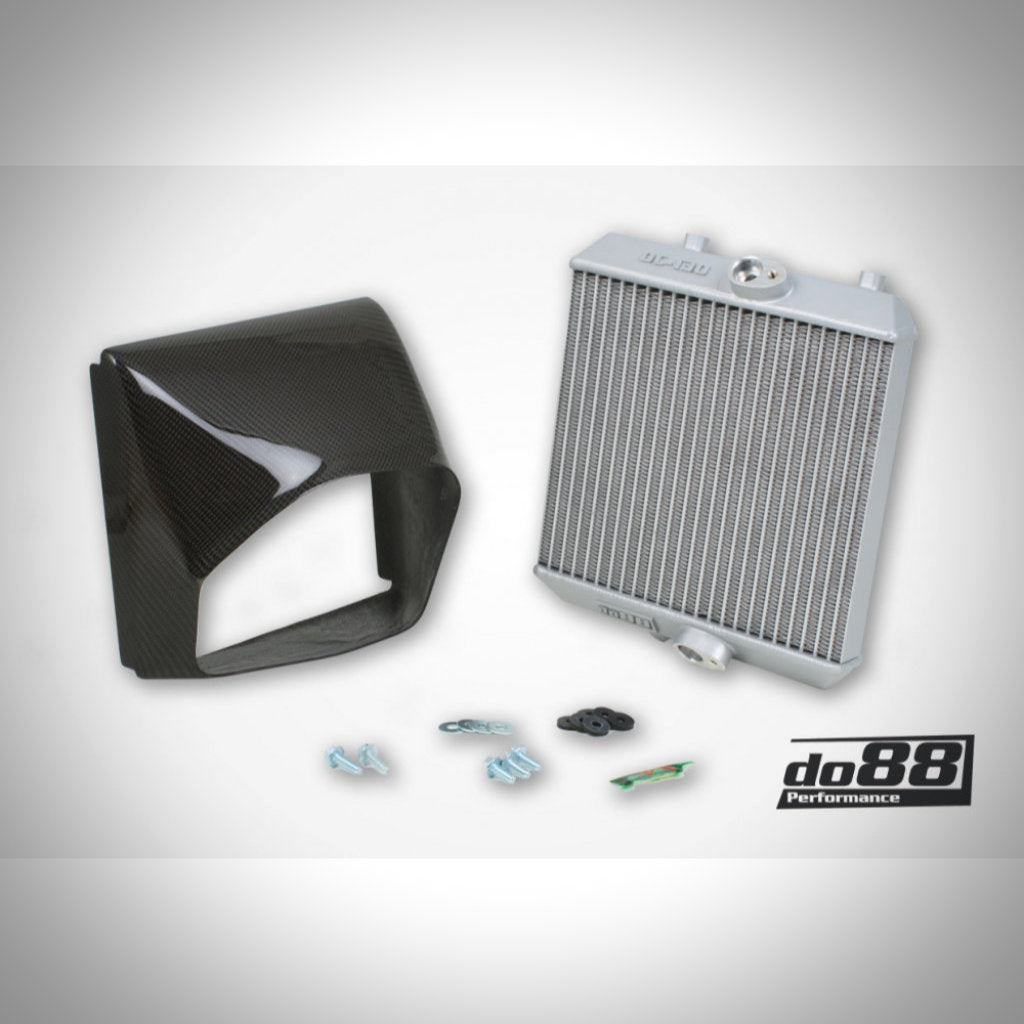Do88 Motorölkühler Rennsport passend für BMW F87 M2: Hochleistungs-Ölkühler mit Carbonfaser-Shroud und do88-Logo, optimal fürs Kühlsystem und ideal für den Renneinsatz. inkl. Montagematerial, alles auf weißem Hintergrund abgebildet.