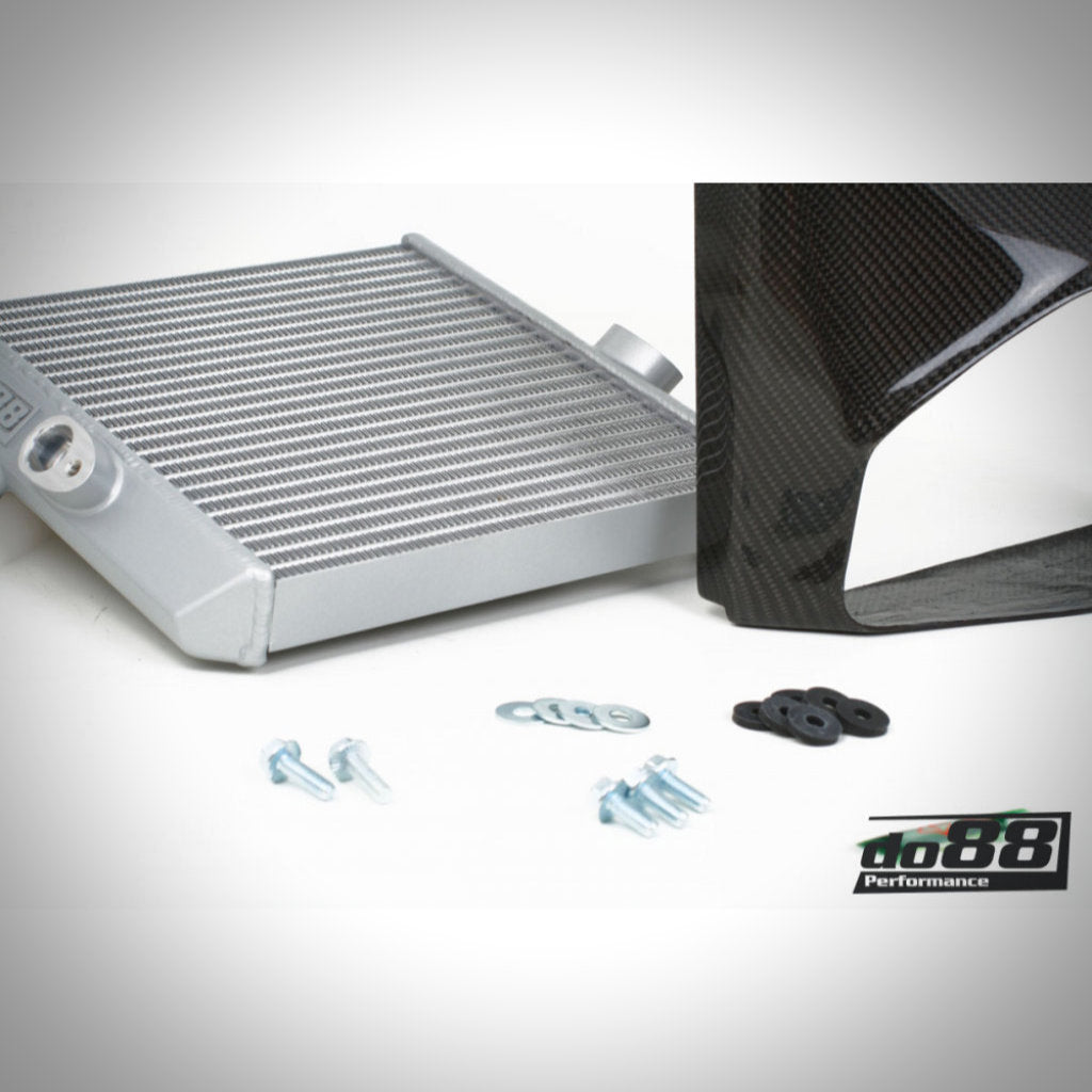 Do88 Motorölkühler Rennsport passend für BMW F87 M2: Hochleistungs-Ölkühler mit Carbonfaser-Shroud und do88-Logo, optimal fürs Kühlsystem und ideal für den Renneinsatz. inkl. Montagematerial, alles auf weißem Hintergrund abgebildet.