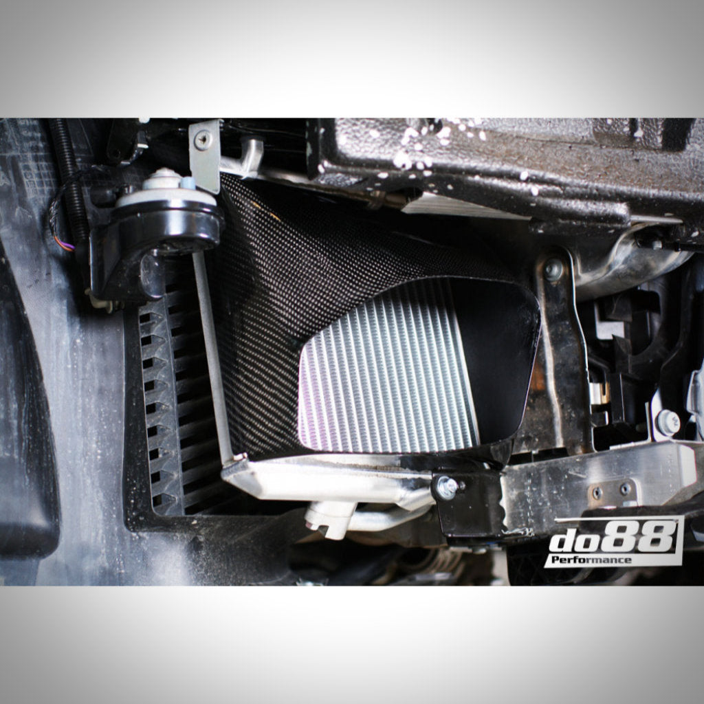 Nahaufnahme des do88 Motorölkühlers Rennsport für den BMW F87 M2 mit dem do88-Logo unten rechts und der Demonstration seiner Integration in das Kühlsystem von BMW zur Leistungssteigerung.