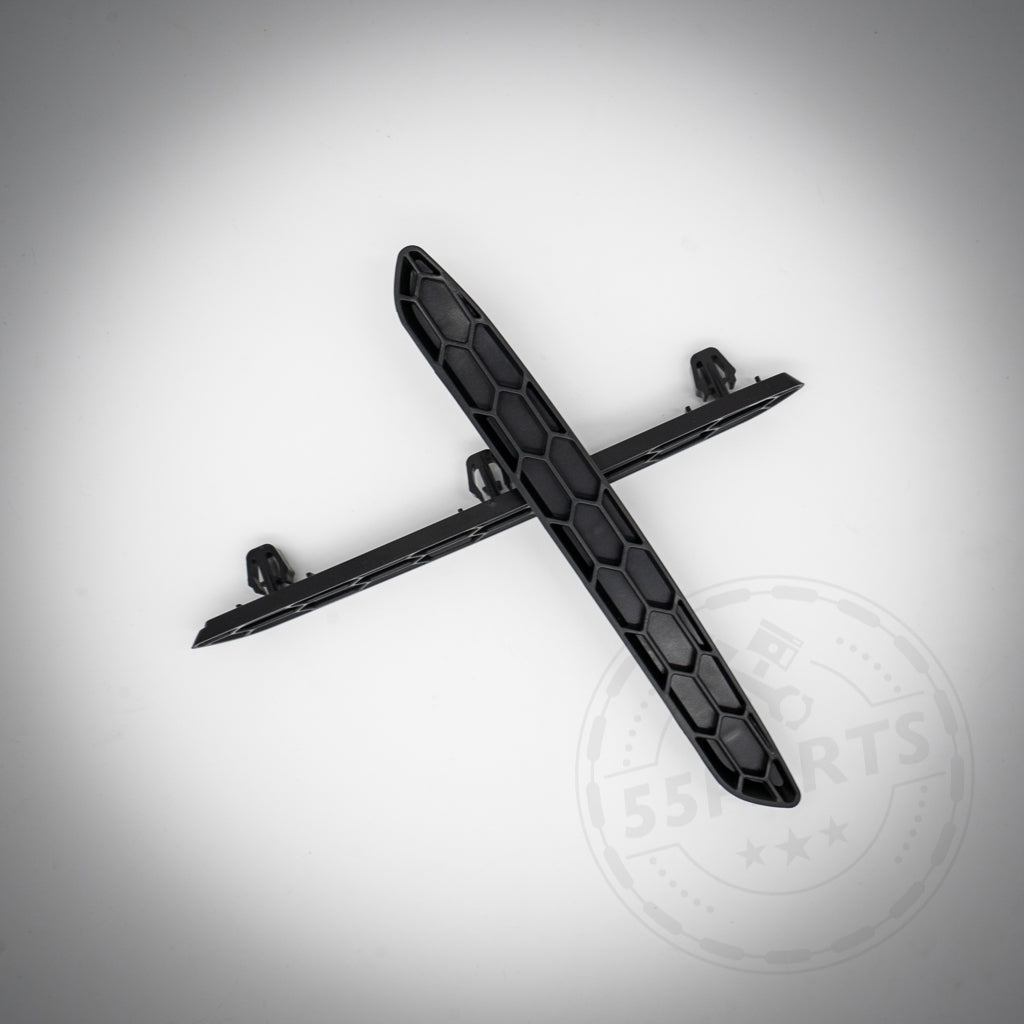 Reflektoren Einsätze Ersatz Honey Comb passend für BMW F87 M2(c), präsentiert auf einem hellgrauen Hintergrund.