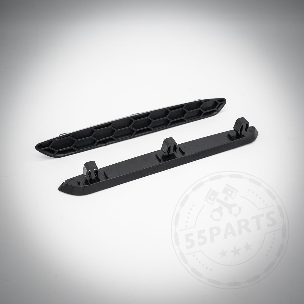 Auf weißem Hintergrund sind zwei schwarze 55Parts Reflektoren Einsätze Ersatz Honey Comb Einsätze passend für BMW F87 M2 Competition mit Wabenmuster abgebildet.