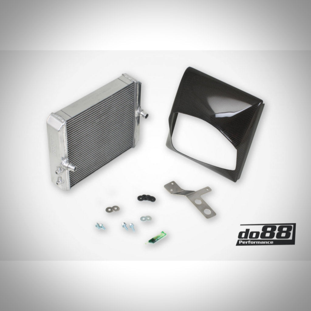 Do88 Zusatzwasserkühler Rennsport passend für BMW F87 M2 Kühlsystem mit Schläuchen, Halterungen und schwarzer Abdeckung, präsentiert vor weißem Hintergrund mit do88 Logo.