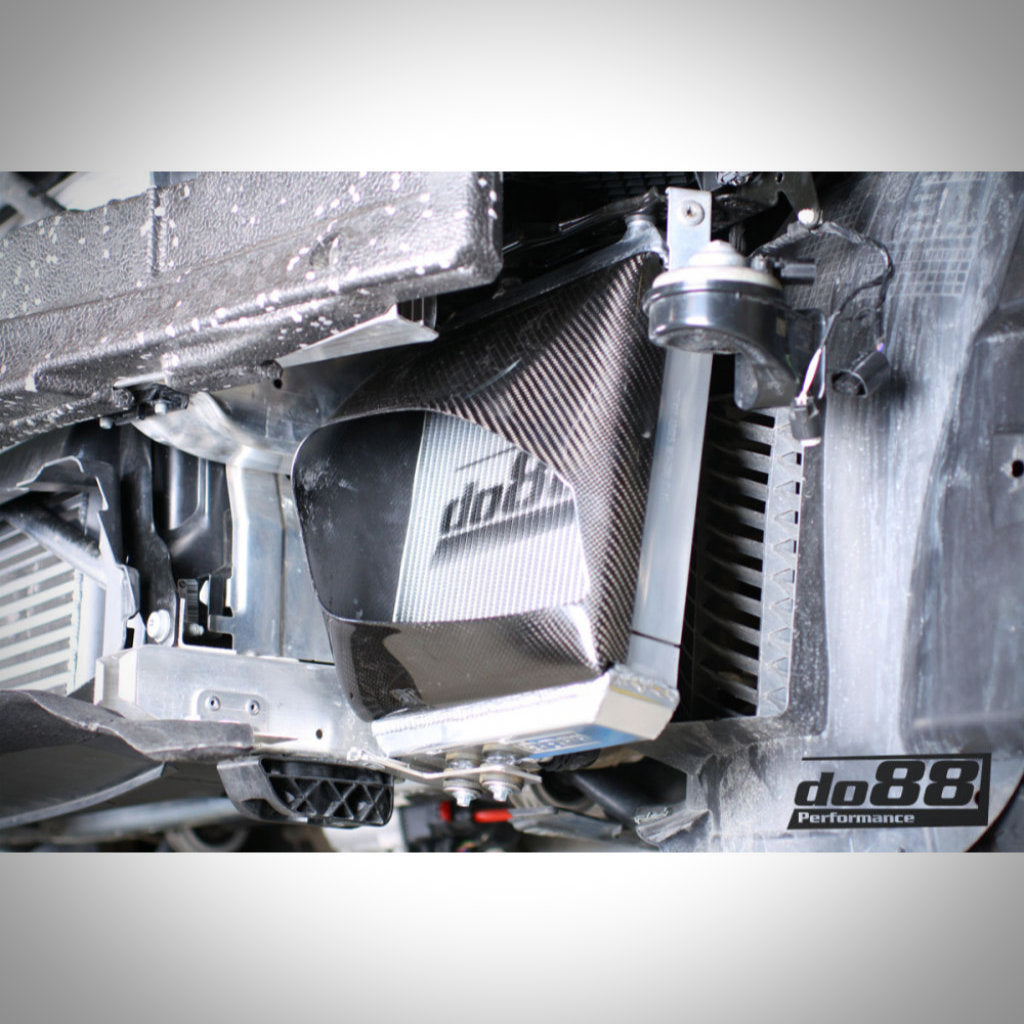 Nahaufnahme eines do88 Zusatzwasserkühlers Rennsport passend für BMW F87 M2, mit sichtbaren Kohlefaserkomponenten.