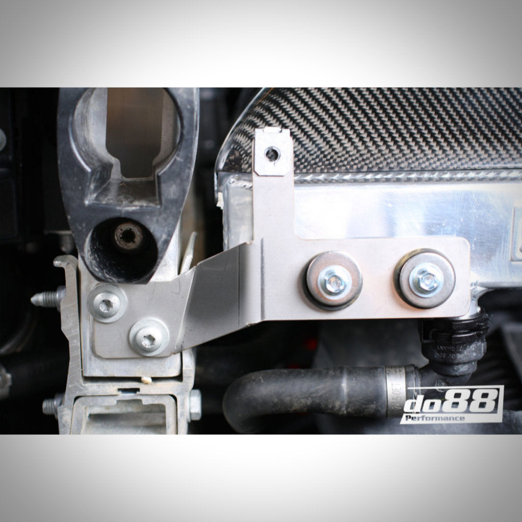 Nahaufnahme einer do88 Zusatzwasserkühler-Rennsporthalterung mit Schrauben und Kohlefaser, entwickelt für die Kühlsysteme des BMW F87 M2.