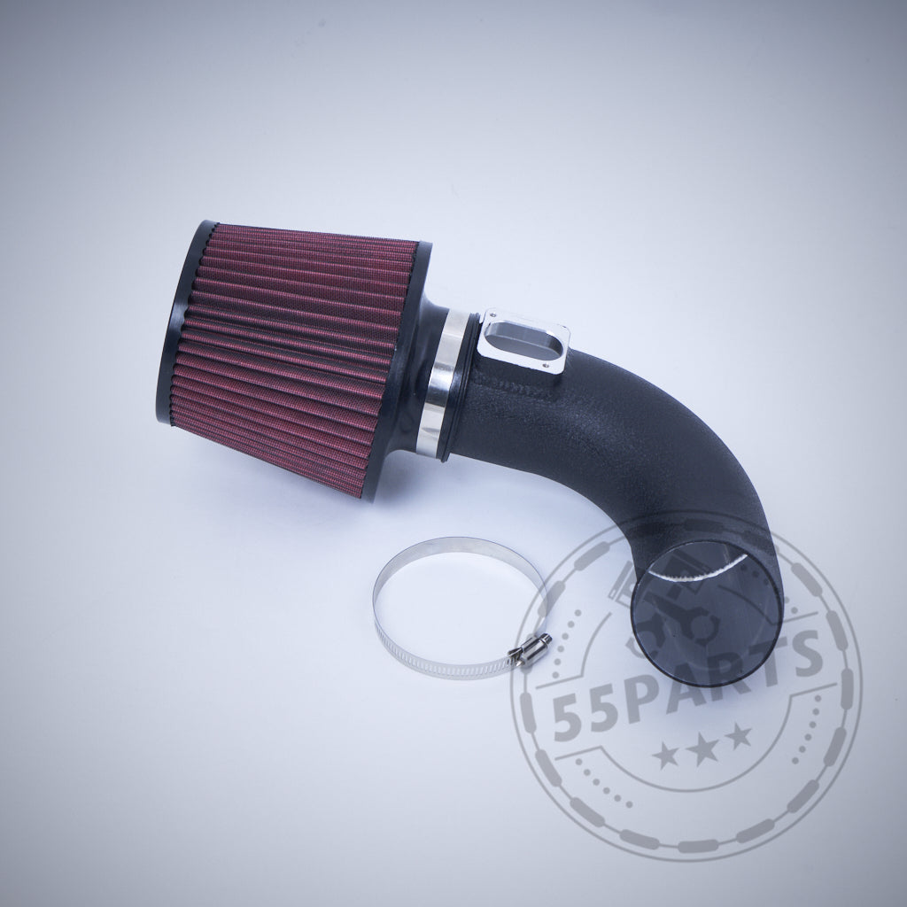 55Parts Offene Ansaugung Dual Cone Intake, passend für BMW M2 Competition, M3, M4 S55. Mit rotem Filter, schwarzem Ansaugrohr und Metallklemme; ideal für FBO-Setups oder offene Ansaugung. Abbildung auf hellem Hintergrund.