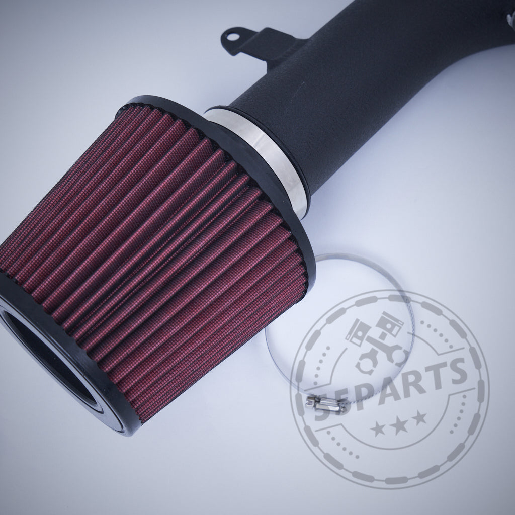 Roter Doppelkegel-Luftfilter mit schwarzem Ansaugrohr und dezentem 55Parts-Logo – perfekt für Offene Ansaugung-Setups beim BMW M2 Competition, M3 oder M4 S55.