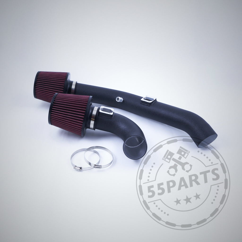Zwei schwarze Offene Ansaugung Dual Cone Intake-Rohre mit roten Filtern und Klemmen passend für BMW M2 Competition, M3, M4 S55 werden auf einem hellen Hintergrund mit dem 55Parts-Logo angezeigt.