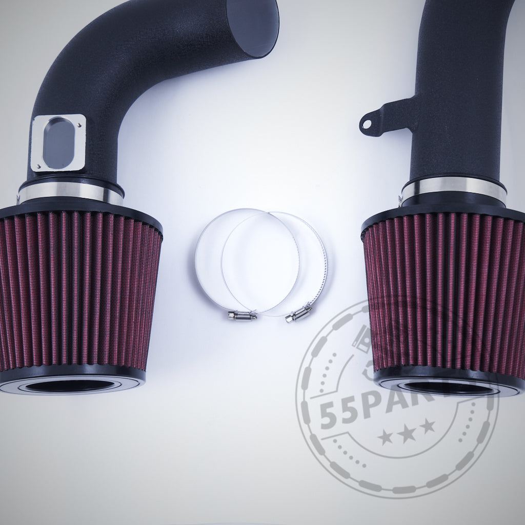 Auf hellem Hintergrund abgebildet: zwei schwarze 55Parts Dual Cone Intake-Filter mit roten Falten, zwei Metallklammern und zwei durchsichtigen Scheiben – ideal für Offene Ansaugung/FBO-Setup passend für BMW M2 Competition, M3, M4 S55.