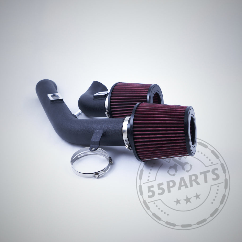 Die 55Parts Offene Ansaugung Dual Cone Intake passend für BMW M2 Competition, M3 und M4 S55 verfügt über zwei rote Kegel-Luftfilter, die mit Metallklammern an schwarzen Ansaugrohren montiert sind und vor einem hellen Hintergrund präsentiert werden.