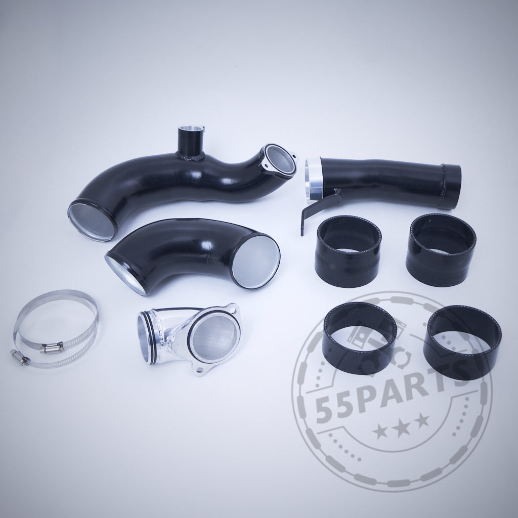 Upgrade-Einlass-Ansaugrohre-Reinluftrohre passend für BMW M2 Competition, M3, M4 S55, mit Klemmen und Anschlüssen, angeordnet auf einer hellen Oberfläche mit dezentem Wasserzeichen.