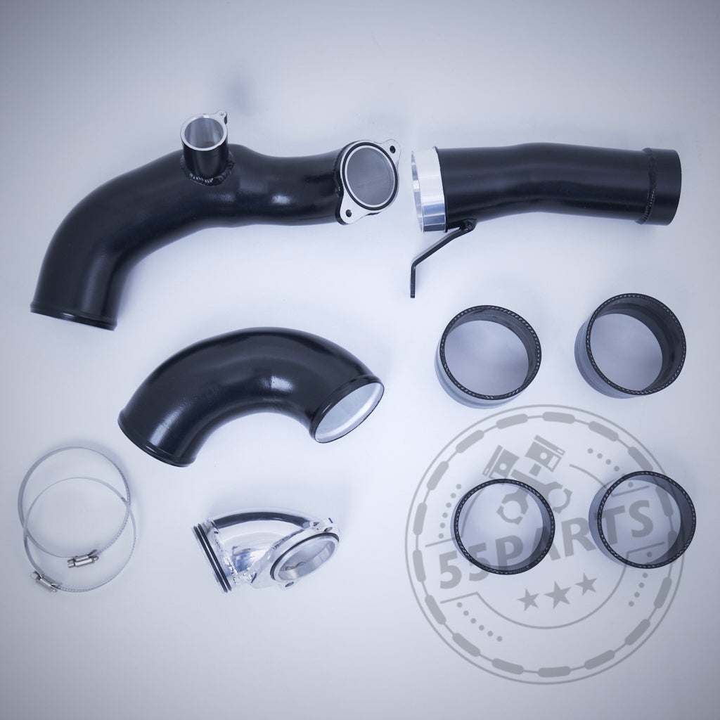 Upgrade Einlass Ansaugrohre Reinluftrohre passend für BMW M2 Competition, M3, M4 S55 auf heller Fläche mit sichtbarem 55Parts-Logo – ideal für Turbomotoren und Tuning-Komponenten zur Leistungssteigerung.