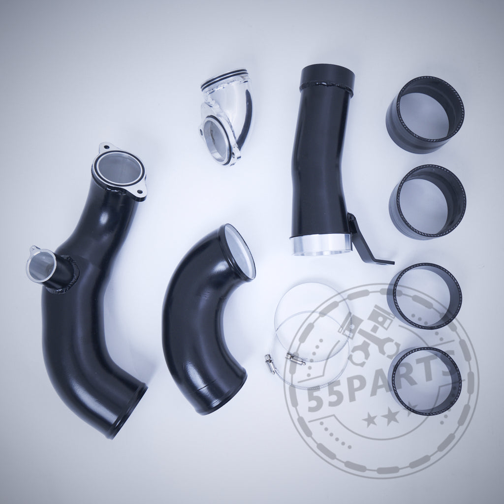 Upgrade Einlass Ansaugrohre Reinluftrohre passend für BMW M2 Competition, M3, M4 S55 auf heller Fläche mit sichtbarem 55Parts-Logo – ideal für Turbomotoren und Tuning-Komponenten zur Leistungssteigerung.