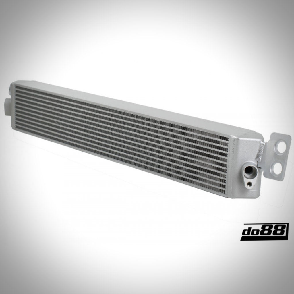 Der do88 Motorölkühler Rennsport passend für BMW E9x M3 S65 mit Lamellen und Montagehalterungen ist auf weißem Hintergrund mit dem do88-Logo abgebildet.