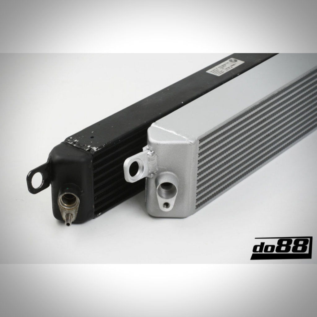 Zwei do88 Motorölkühler Rennsport für den BMW E9x M3 S65, einer in Schwarz und einer in Silber, stehen nebeneinander auf einer weißen Fläche mit dem do88-Logo – konstruiert für Spitzenleistung und Kühlung.