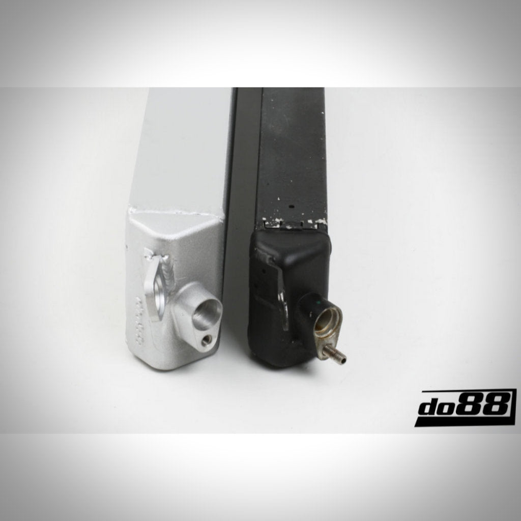 Zwei do88 Motorölkühler Rennsport, passend für BMW E9x M3 S65, in Schwarz und Silber werden nebeneinander mit dem do88-Logo gezeigt – und heben ideale Ölkühler-Upgrades für den Einsatz auf der Rennstrecke hervor.