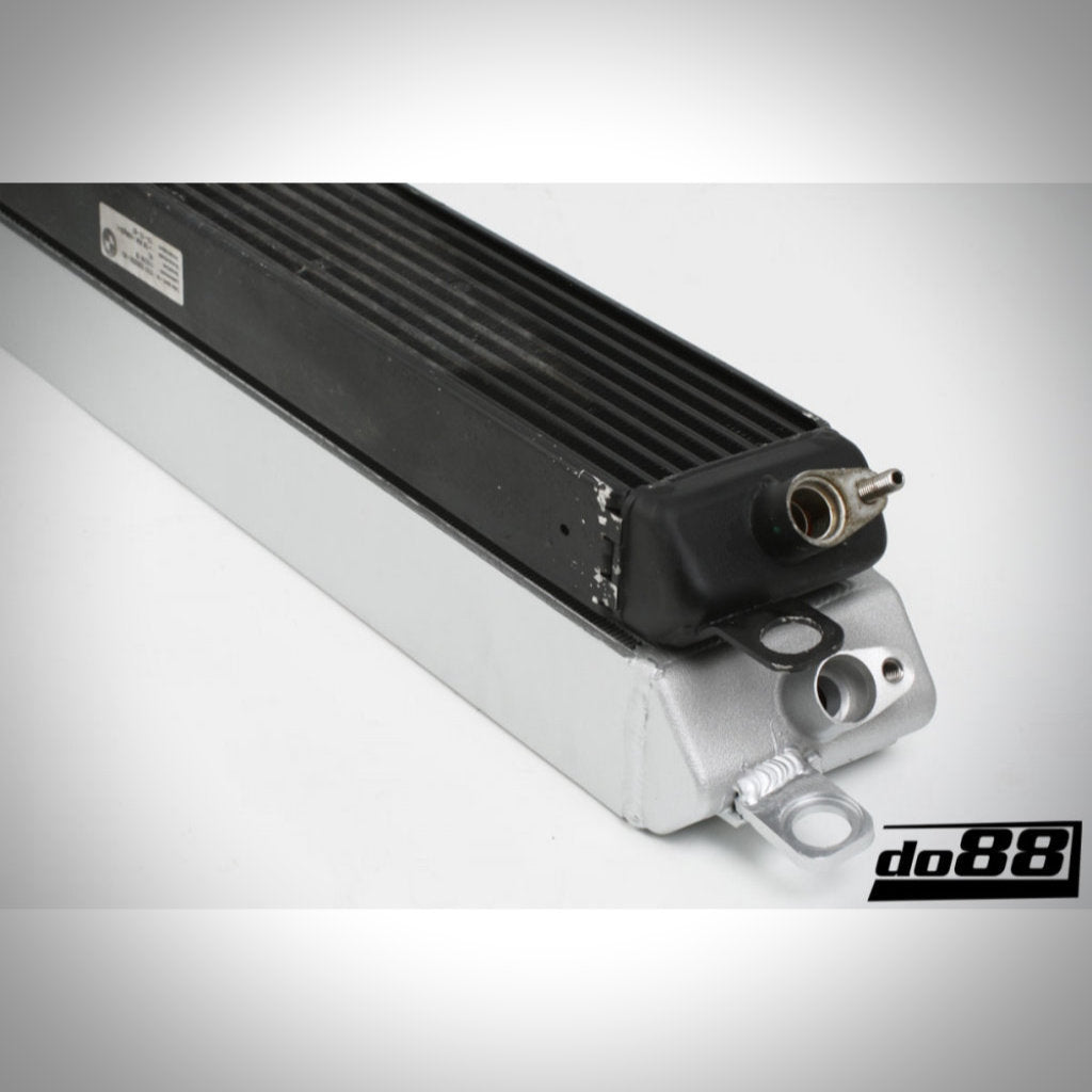 Nahaufnahme von zwei do88 Motorölkühlern Rennsport passend für BMW E9x M3 S65, einer schwarz und einer silber, übereinander gestapelt mit do88-Logo in der Ecke, konzipiert für optimale Kühlung und Rennstreckennutzung.