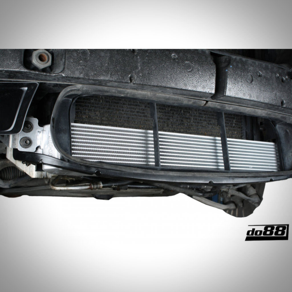 Nahaufnahme eines do88 Motorölkühlers Rennsport, entwickelt für den BMW E9x M3 S65, unter der Stoßstange montiert, mit dem do88-Logo in der unteren rechten Ecke sichtbar.