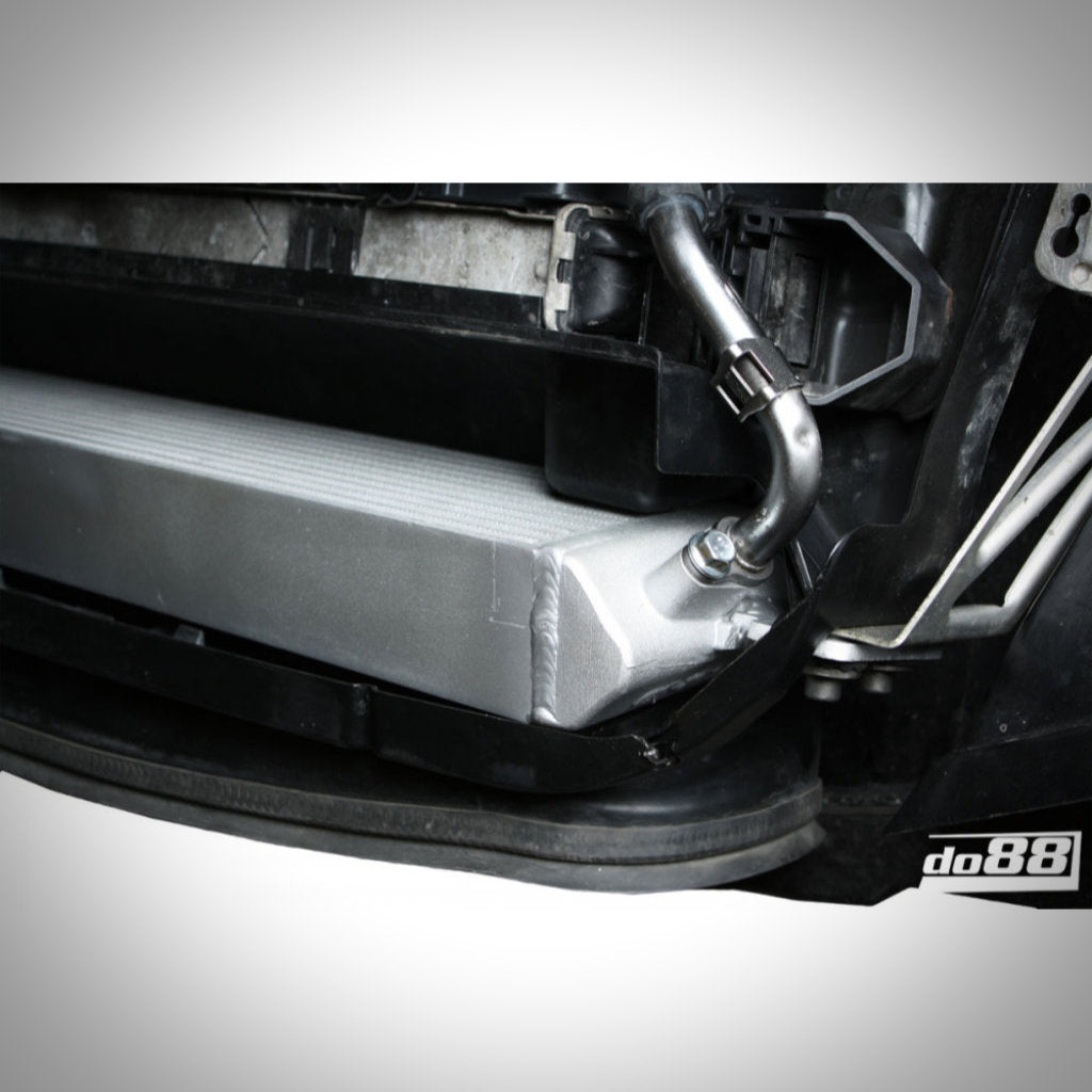 Nahaufnahme eines do88 Motorölkühlers Rennsport, eingebaut in einen BMW E9x M3 S65. Hervorzuheben sind sichtbare Rohre und Anschlüsse – optimale BMW-Kühlung von do88 für den Einsatz auf der Rennstrecke.