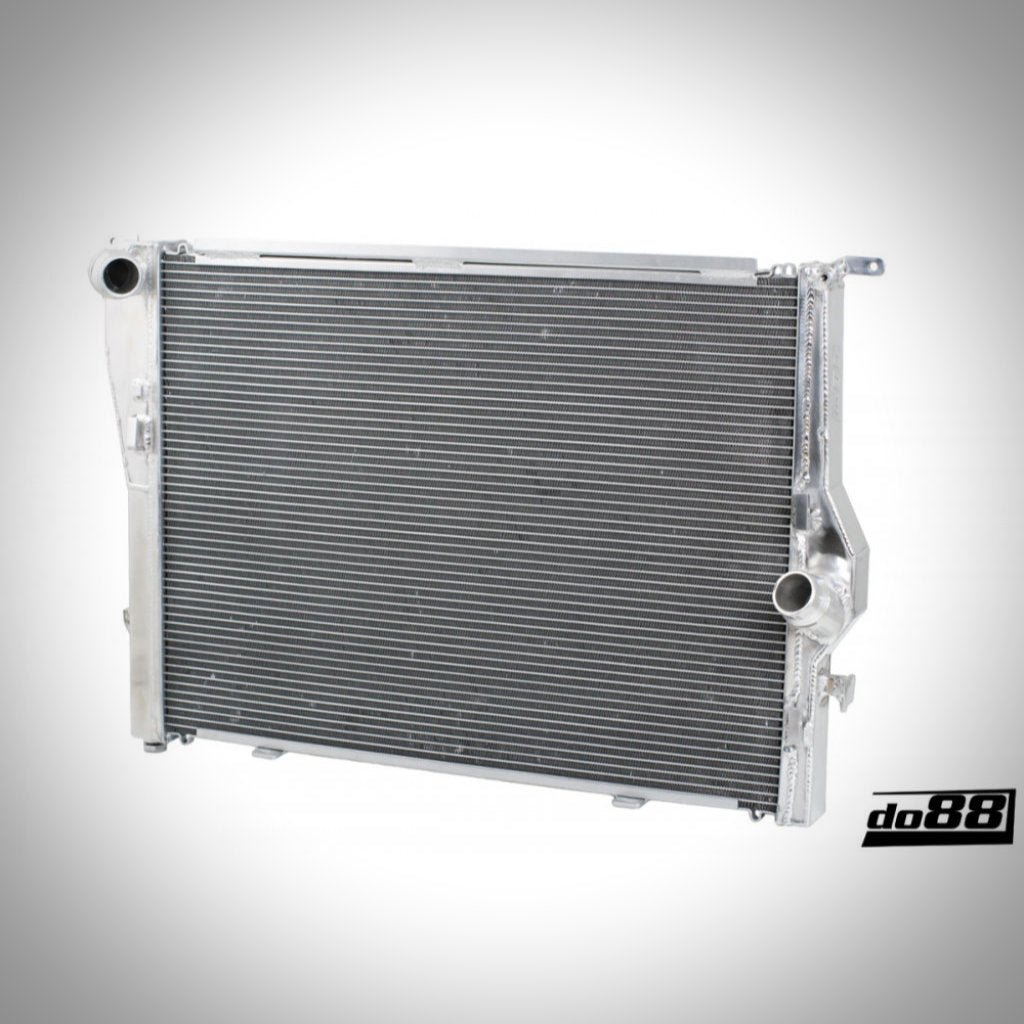 Der do88 Aluminium Wasserkühler Rennsport passend für BMW E9x M3 S65 bietet optimale Kühlleistung. Abgebildet mit Ein- und Auslassrohren auf weißem Hintergrund und do88 Logo – ideal für Hochleistungsanwendungen im BMW Kühlsystem.