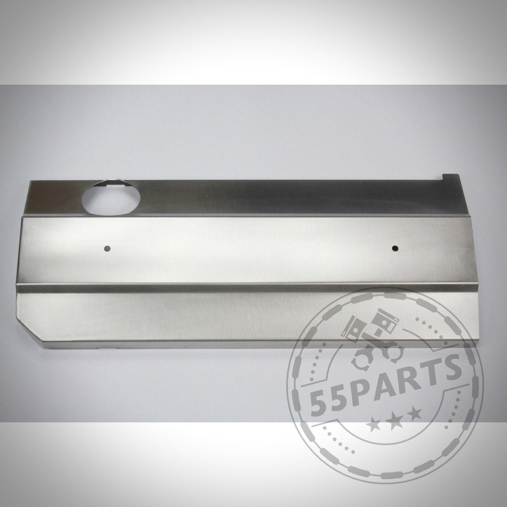 Hitzeschutzblech für Ventildeckel, passend für BMW M50B25, M52B20 und B52B28 Motoren, rechteckig mit Aussparungen als Hitze-Schutzblech oder zum Turbo-Umbau – präsentiert vor schlichtem Hintergrund.