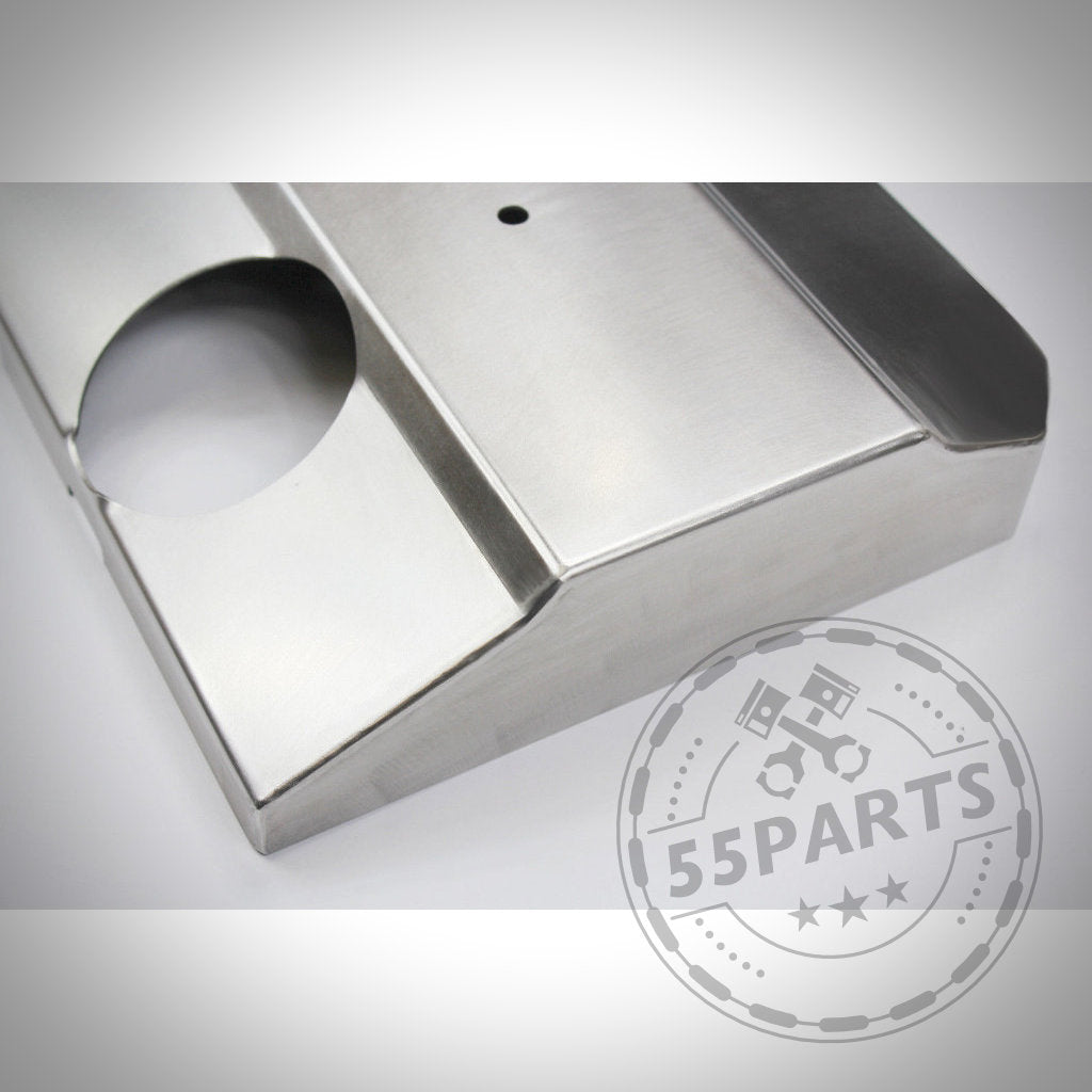 Das 55Parts Hitzeschutzblech für Ventildeckel mit großem runden Ausschnitt und Logo ist ein Hitzeschild aus Edelstahl für die BMW-Motoren M50B25, M52B20 und B52B28 – ideal für Turboumbauten.