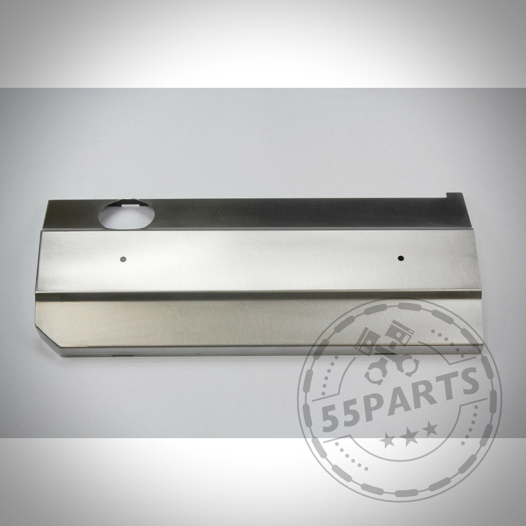 Das 55Parts Hitzeschutzblech für Ventildeckel, passend für die BMW-Motoren M50B25, M52B20 und B52B28, ist ein kreisförmig ausgeschnittenes Hitzeschutzblech aus Metall für Autos auf weißem Hintergrund.