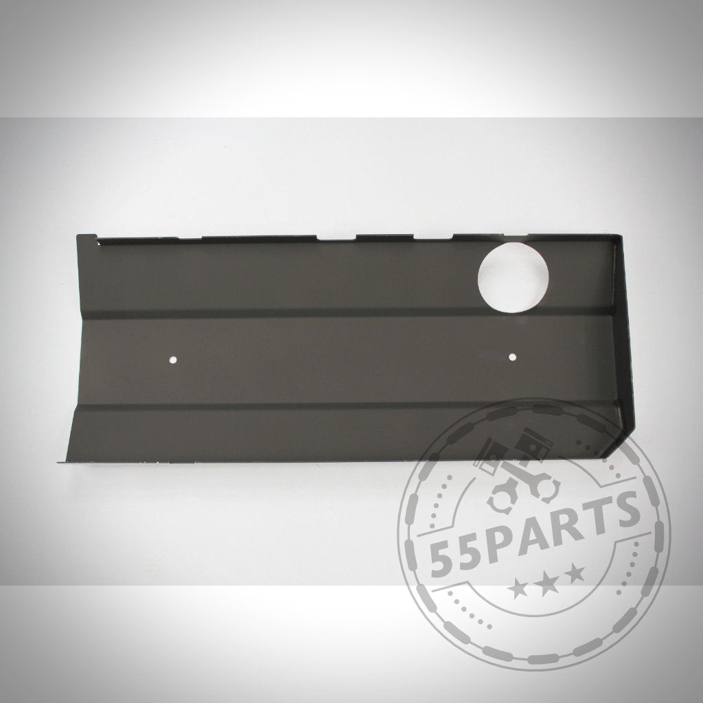 Das 55Parts Hitzeschutzblech für Ventildeckel passt für die BMW-Motoren M50B25, M52B20 und B52B28. Dieses rechteckige Hitzeschild aus Metall hat zwei Löcher (eines davon kreisförmig) und ist auf weißem Hintergrund mit einem 55Parts-Wasserzeichen abgebildet.