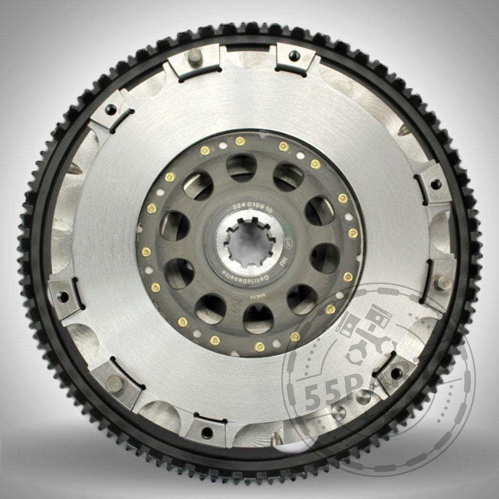 Eine Nahaufnahme der 55Parts Exclusive Zweischeibenkupplung inkl. EMS passend für BMW M50, M52, M54, S52, S54 zeigt präzise Gear Teeth und die Standfestigkeit dieser hochwertigen Kupplungslösung auf weißem Hintergrund.