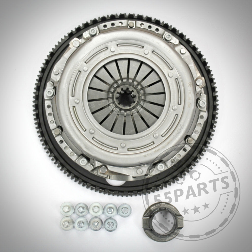 Die 55Parts Exclusive Zweischeibenkupplung inkl. EMS, passend für BMW M50, M52, M54, S52 und S54, ist auf weißem Hintergrund mit Druckplatte, Bolzen und Ausrücklager abgebildet.