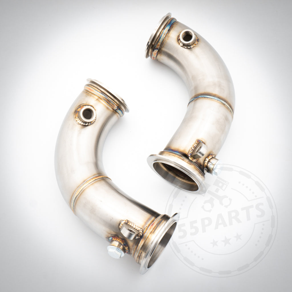 Das 55Parts Catless Katlose-Downpipe passend für BMW M5 und M5 Competition F90 S63 verfügt über Schweißverbindungen und Sensoranschlüsse, perfekt für eine FBO-Konfiguration, dargestellt auf weißem Hintergrund.