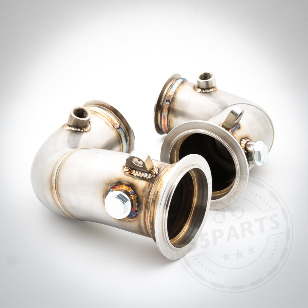 Das 55Parts Catless Katlose-Downpipe passend für BMW M5 und M5 Competition F90 S63 verfügt über Schweißverbindungen und Sensoranschlüsse, perfekt für eine FBO-Konfiguration, dargestellt auf weißem Hintergrund.