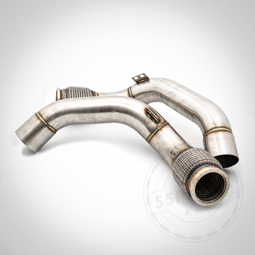 Das 55Parts Catless Katlose-Downpipe passend für BMW M5, M5 Competition F90 S63 verfügt über eine High-Flow-Konstruktion aus Edelstahl mit Mesh-Flex-Abschnitten, die auf weißem Hintergrund angezeigt werden – ideal für jedes FBO-Setup.