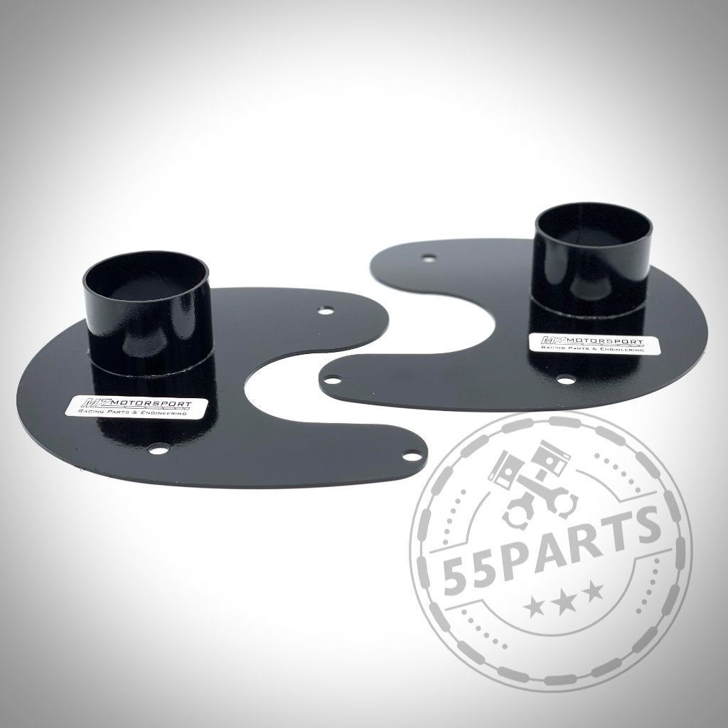 Zwei schwarze Metall-Ankerbleche für Bremsbelüftung, entworfen für optimale Bremsleistung, dargestellt auf Weiß mit einem 55Parts-Wasserzeichen. Exklusive Passform für fast alle BMW Modelle – perfekt für Performance-Enthusiasten und den Rennstreckeneinsatz.