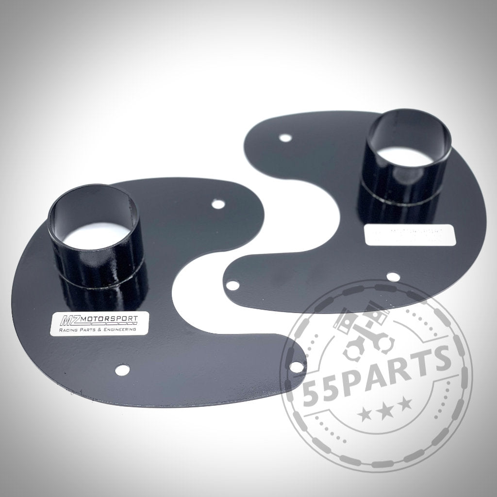 Zwei schwarze Autoteile aus Metall mit kreisrunden Öffnungen, versehen mit dem 55Parts-Logo und gestaltet als exklusive „Ankerbleche für Bremsbelüftung“, erhältlich für fast alle BMW-Modelle.