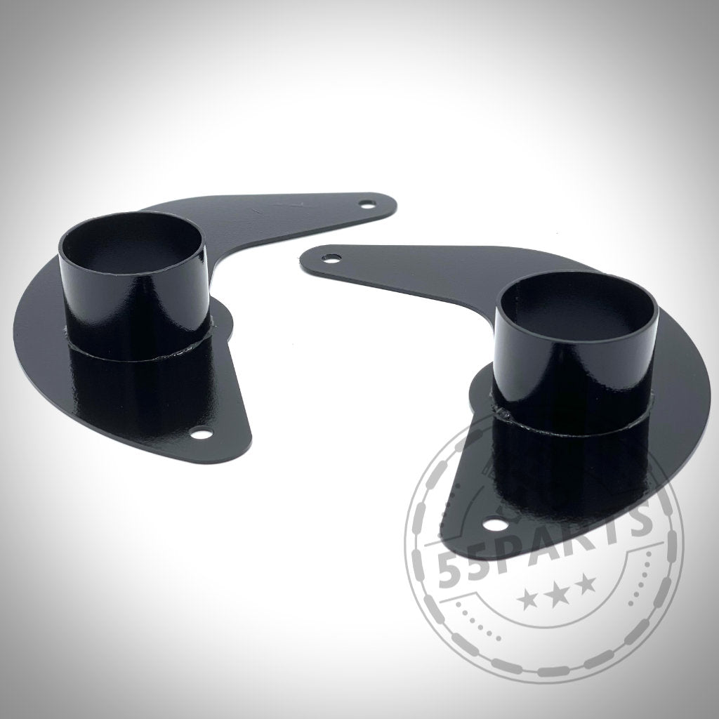 Zwei runde Montagehalterungen aus schwarzem Metall auf weißem Grund mit einem 55Parts-Logo – diese exklusiven Ankerbleche für Bremsbelüftung passen auf fast alle BMW-Modelle!.