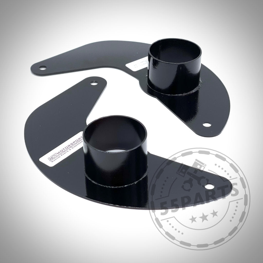 Zwei schwarze Ankerbleche aus Metall zur Bremsbelüftung, dargestellt auf weißem Hintergrund mit einem 55Parts-Logo. 55Parts Exclusive: Passend für fast alle BMW Modelle – ideal für Bremsen oder Serienbremsanlagen Anwendungen.