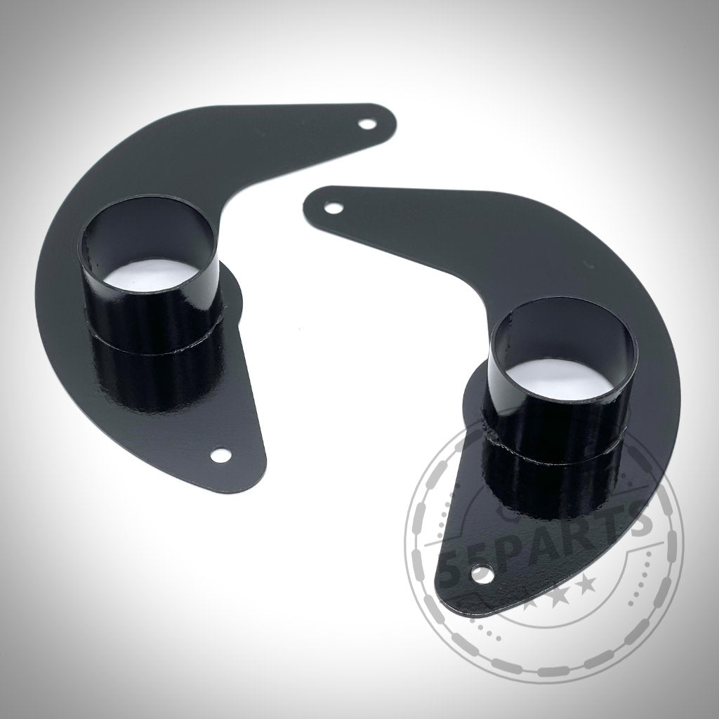 Zwei schwarze Metallhalterungen mit zylindrischen Aufnahmen, jeweils mit zwei Schraubenlöchern, auf weißem Hintergrund – 55Parts Exclusive Ankerbleche für Bremsbelüftung, passend für fast alle BMW Modelle! Perfekt für bessere Kühlung und Leistung.