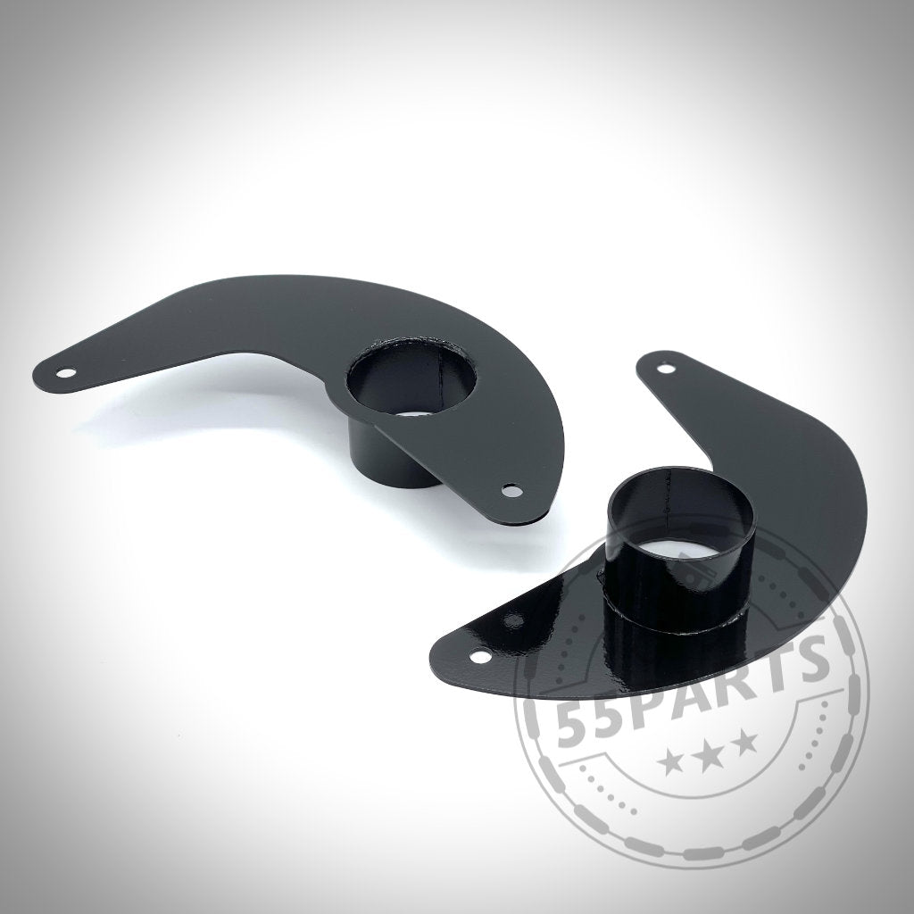 Zwei schwarze Ankerbleche für Bremsbelüftung aus Metall, passend für fast alle BMW-Modelle, sind mit gebogenen Armen und kreisförmigen Öffnungen auf weißem Grund abgebildet.