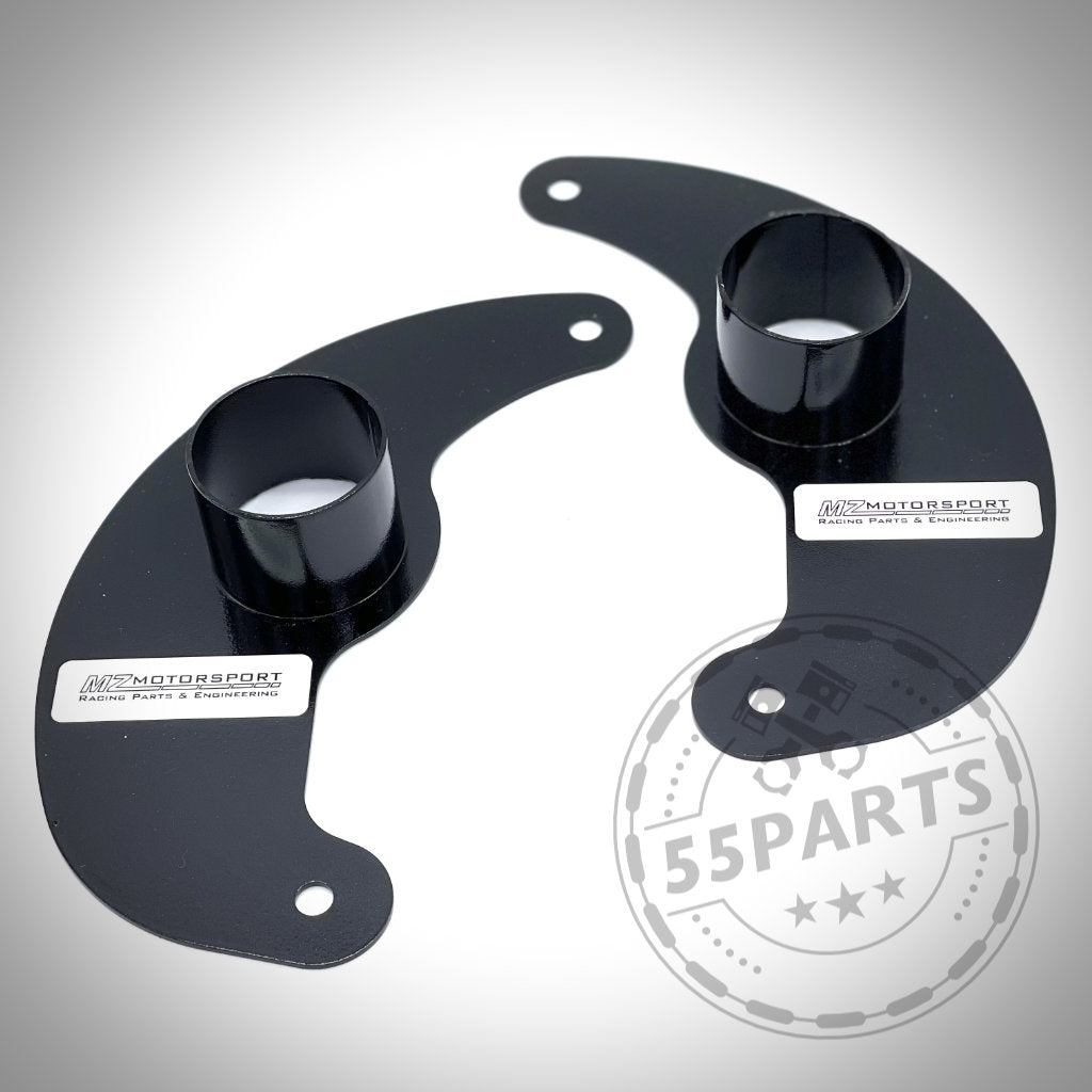 Zwei schwarze, gebogene Metall-Autoteile mit zylindrischen Halterungen und 55Parts-Etiketten, passend für die Bremsbelüftung fast aller BMW-Modelle, auf weißem Untergrund. Produkt: 55Parts Exclusive Ankerbleche für Bremsbelüftung.
