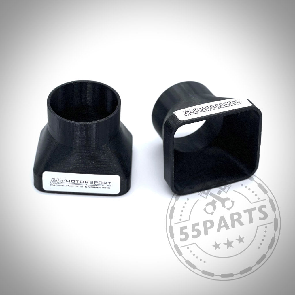 Zwei schwarze, quadratische Kunststoffteile sind auf weißem Hintergrund mit dem 55Parts-Logo abgebildet. Dieses exklusive Bremsbelüftungsset ist ideal für die Umrüstung von BMW E30 Facelift Modellen.