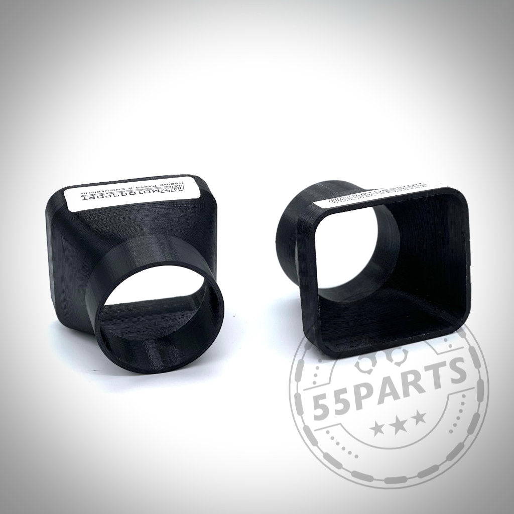 Auf weißem Hintergrund sind zwei schwarze Quadrat-auf-Rund-Adapter aus Kunststoff abgebildet, die Teil des „Bremsbelüftungssets passend für BMW E30 Facelift Modelle“ sind und die Bremsleistung verbessern sollen.