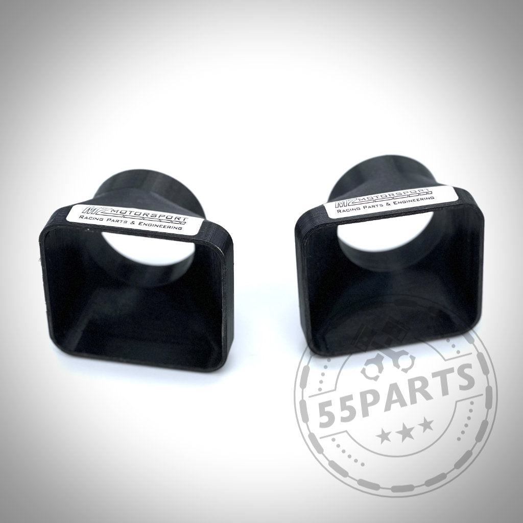 Zwei schwarze quadratische Teile mit der Aufschrift „55Parts Exclusive: Bremsbelüftungsset passend für BMW E30 Facelift Modelle“ sind auf einer weißen Fläche abgebildet, perfekt passend für BMW-Enthusiasten, die eine verbesserte, rennstreckentaugliche Bremsleistung suchen.
