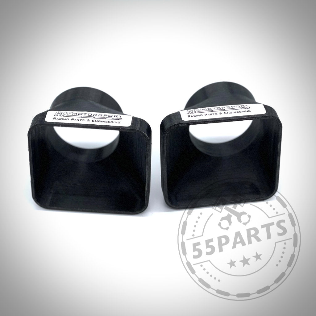 Zwei schwarze, quadratische Kunststoffteile – Bremsbelüftungsset passend für BMW E30 Facelift Modelle – beschriftet für Serienbremsen und verbesserte Bremsleistung, dargestellt auf weißem Hintergrund. Kompatibel mit BMW Rennstrecke.