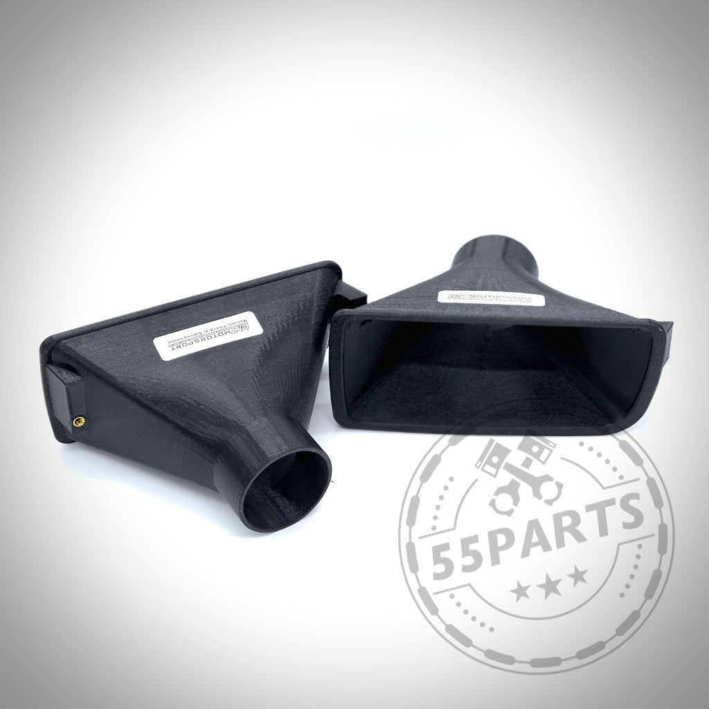 Zwei schwarze trichterförmige Kunststoffteile aus dem 55Parts Exclusive Bremsbelüftungsset passend für BMW E36 Modelle (inkl. M3), abgebildet auf weißem Hintergrund mit einem 55Parts-Wasserzeichen in der Ecke.