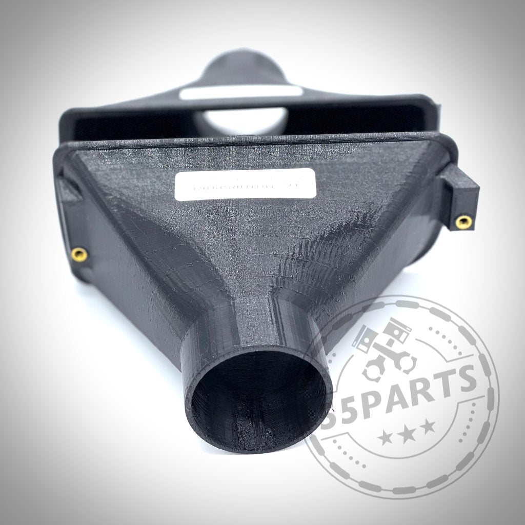 Schwarzes 3D-gedrucktes Bremsbelüftungsset, mit zylindrischer Öffnung und Logo, entworfen passend für BMW E36 Modelle (einschließlich M3) und kompatibel mit serienmäßigen Bremsen.