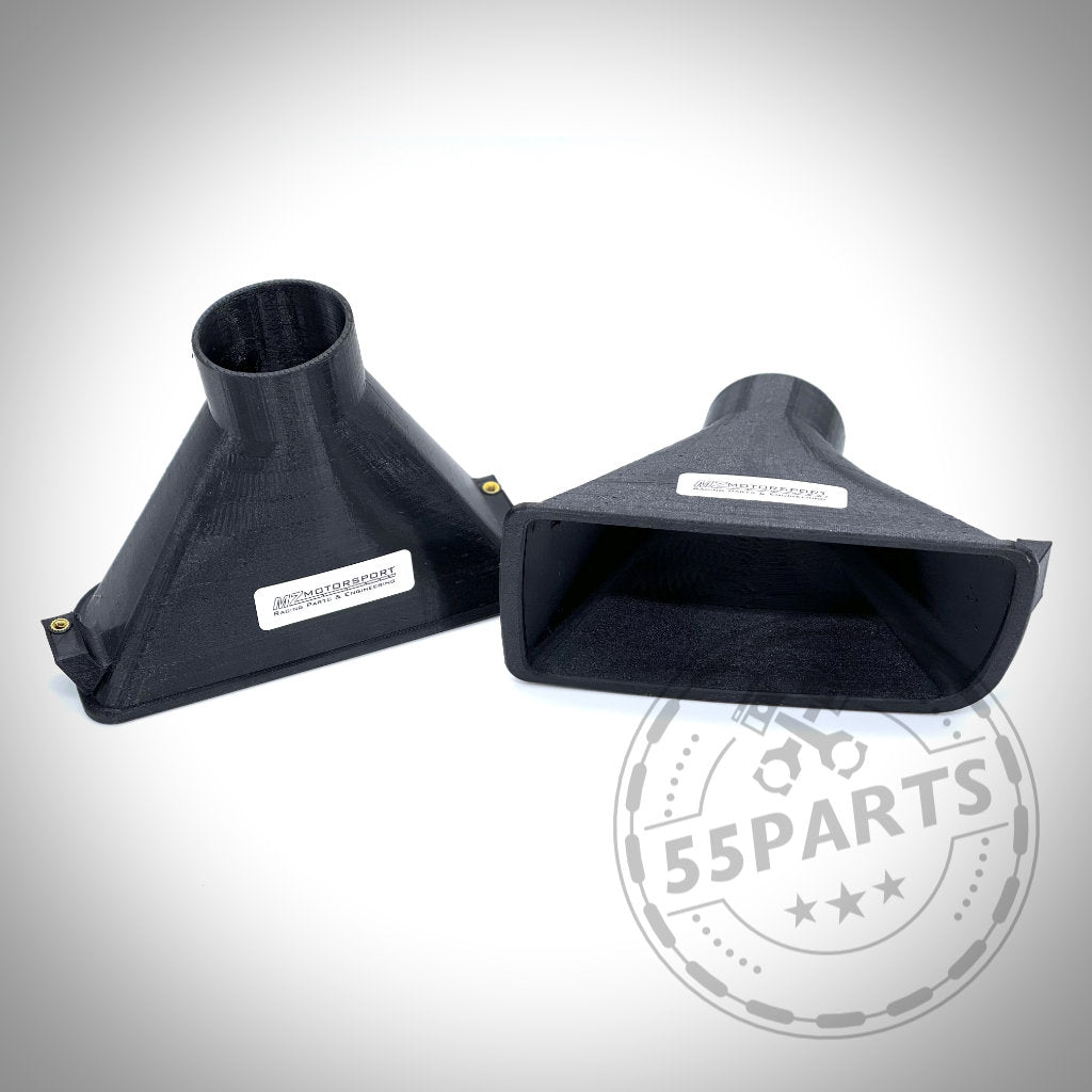 Zwei schwarze Kunststoff-Kanaladapter mit rechteckigen Öffnungen, beschriftet auf weißem Hintergrund mit 55Parts-Logo – ideal zur Optimierung des Luftstroms auf der Strecke. 55Parts Exklusiv: Bremsbelüftungsset passend für BMW E36 Modelle (inkl. M3).