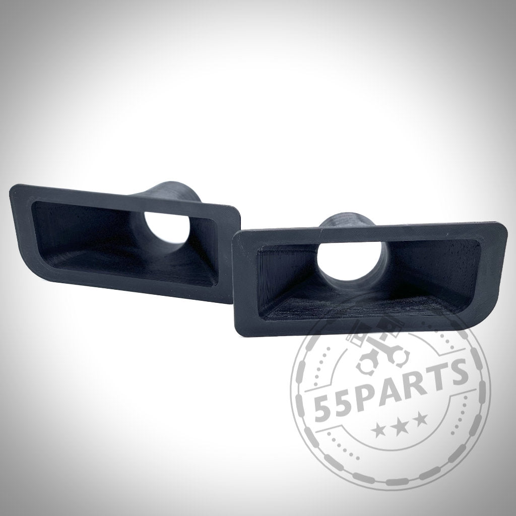 55Parts Exclusive Bremsbelüftungsset passend für BMW E36 (inkl. M3): Schwarze, rechteckige Kunststoff-Autolüfter mit runden Öffnungen, ideal für Serienbremsen oder Rennstrecke. Abgebildet auf weißem Hintergrund.