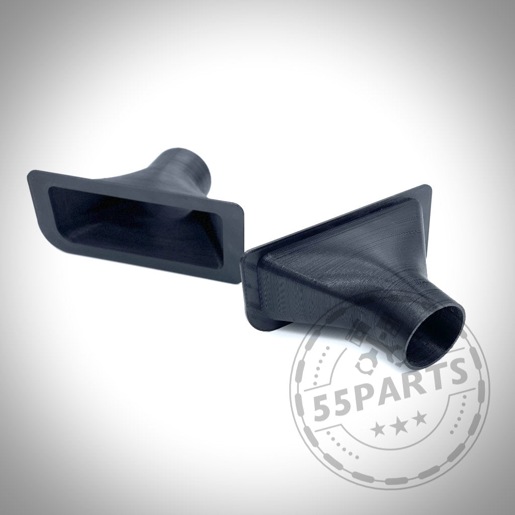 Zwei schwarze, rechteckige Kunststoff-Kanaladapter mit abgewinkelten Öffnungen – 55Parts Exclusive Bremsbelüftungsset passend für BMW E36 Modelle (inkl. M3) – auf weißem Hintergrund. 55Parts-Wasserzeichen in der Ecke.