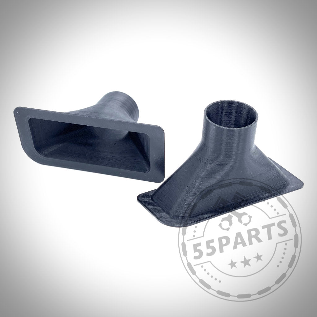 Zwei schwarze 3D-gedruckte Kunststoffadapter – einer stehend, einer liegend – passend für BMW E36 Modelle (inkl. M3). Mit dezentem 55Parts-Logo. Produkt: 55Parts Exclusive Bremsbelüftungsset.