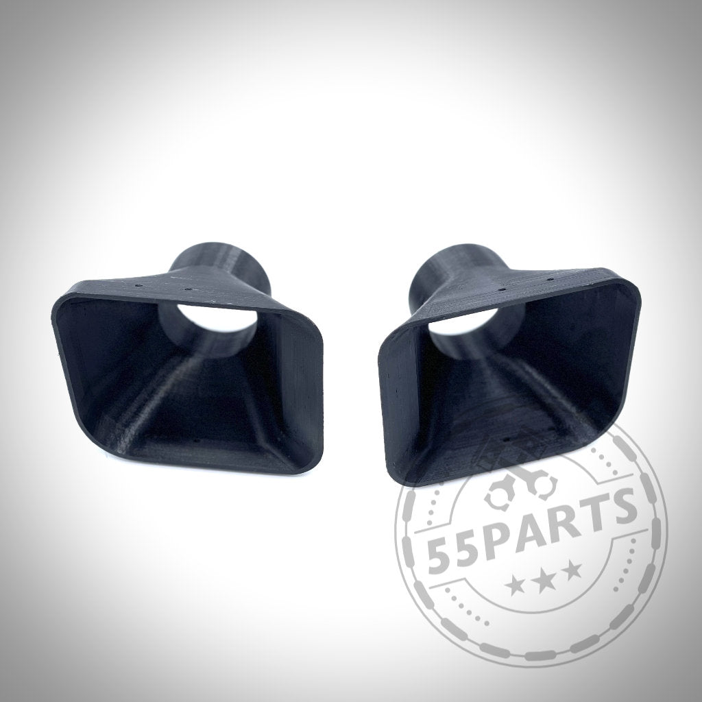 Das 55Parts Exclusive Bremsbelüftungsset passend für BMW E36 Modelle (inkl. M3) verfügt über schwarze Kunststoff-Luftkanäle mit quadratischen Öffnungen, abgebildet auf weißem Hintergrund mit dem 55Parts-Logo.